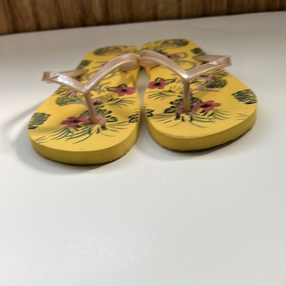 Roxy womens gold flowered flip flops - Picture 2 of 5